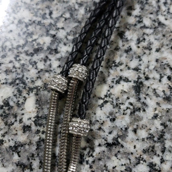Fashion Jewelry. Black and silver toned necklace - Picture 2 of 6